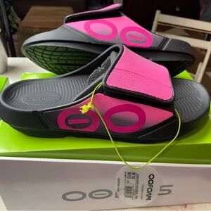 OOFOS Women's Pink and Black Sandals